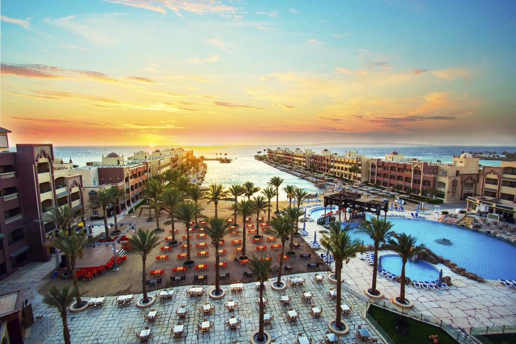 Sunny Day El Palacio Resort & Spa tarjoaa matkalaiselle monenlaista nähtävää