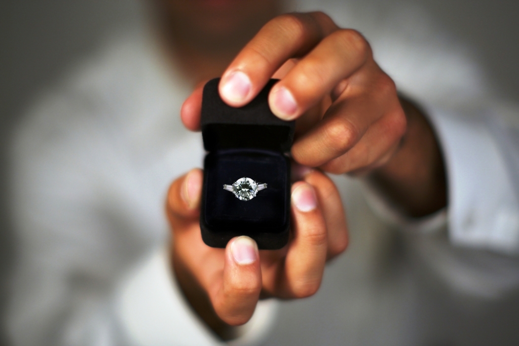 Anell de compromís i anells de casament: quina diferència hi ha?