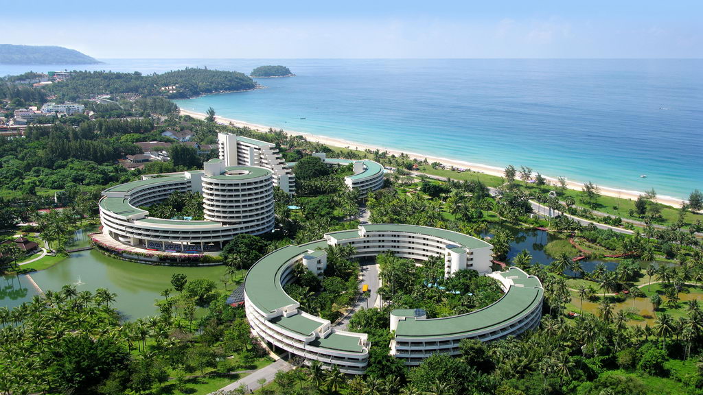 Hilton Phuket Arcadia Resort & Spa sijaitsee keskeisellä paikalla, joten pääset helposti tutustumaan kaupungin kiehtoviin turistikohteisiin