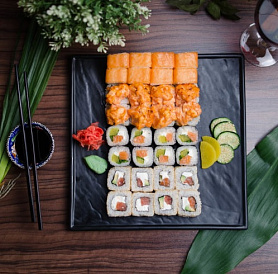 12 cele mai bune livrări de sushi și role în St. Petersburg