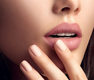 10 najlepszych błyszczących połysków w celu zwiększenia objętości ust