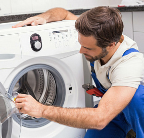 8 głównych powodów, dla których pralka jest bardzo głośna podczas wirowania